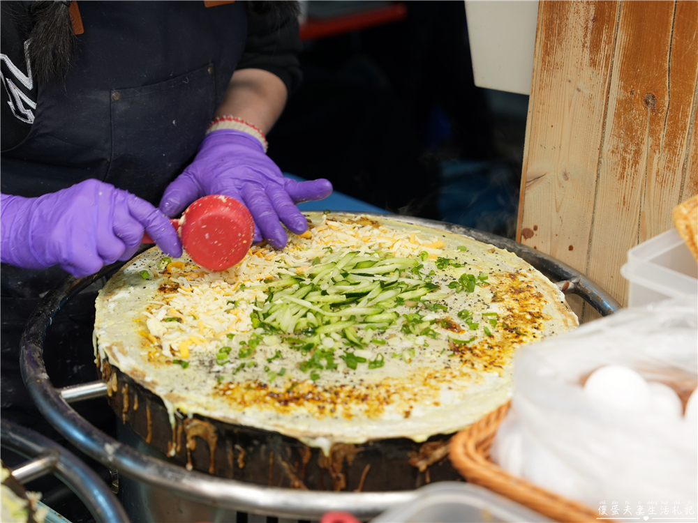 【台中北屯。美食】『萬物饃』爽口系肉夾饃！總站夜市的肉夾饃、煎餅果子專賣！ @傻蛋夫妻生活札記