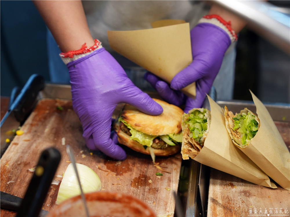 【台中北屯。美食】『萬物饃』爽口系肉夾饃！總站夜市的肉夾饃、煎餅果子專賣！ @傻蛋夫妻生活札記
