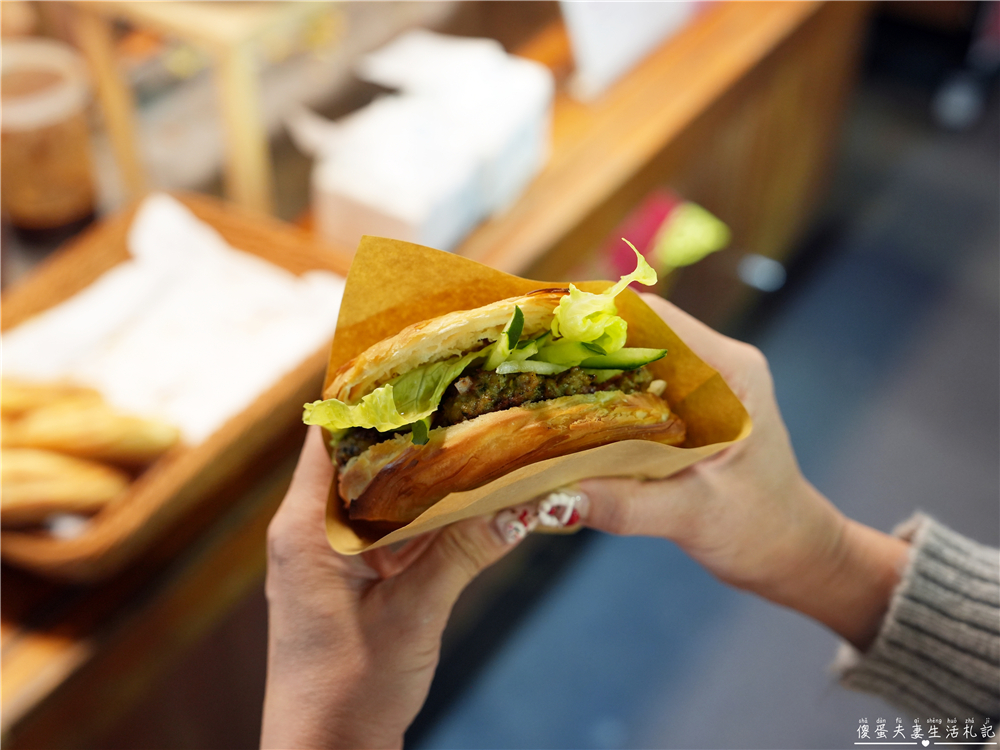 【台中北屯。美食】『萬物饃』爽口系肉夾饃！總站夜市的肉夾饃、煎餅果子專賣！ @傻蛋夫妻生活札記