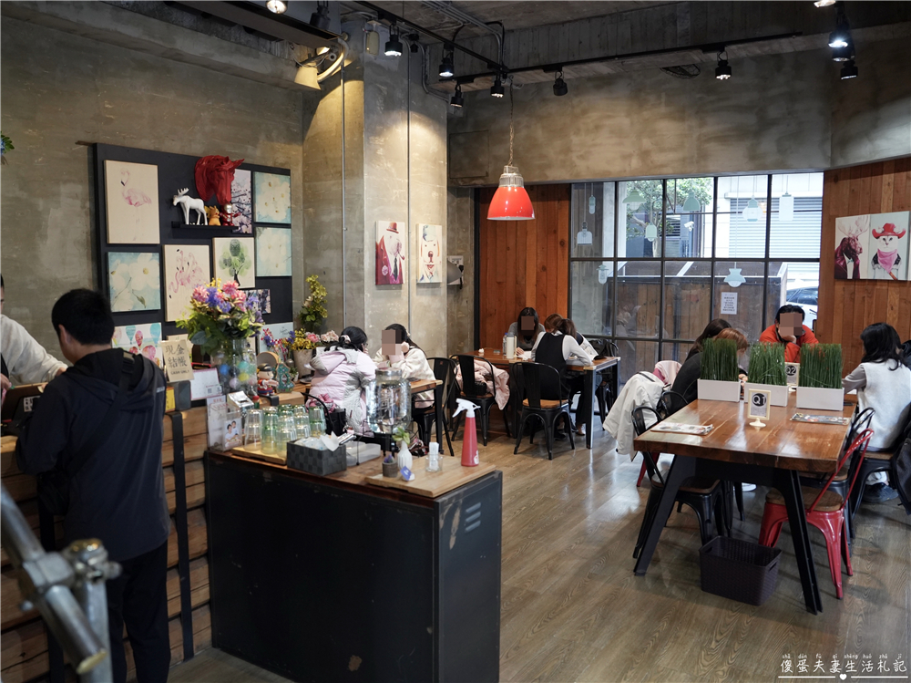 【台中西屯。美食】『春三朝午』炸裂！冬季限定超夢幻草莓透天厝登場~秘辛叻沙雙倍牛排、泰式轟炸雞腿義大利麵好吃新滋味！逢甲早午餐推薦~~ @傻蛋夫妻生活札記