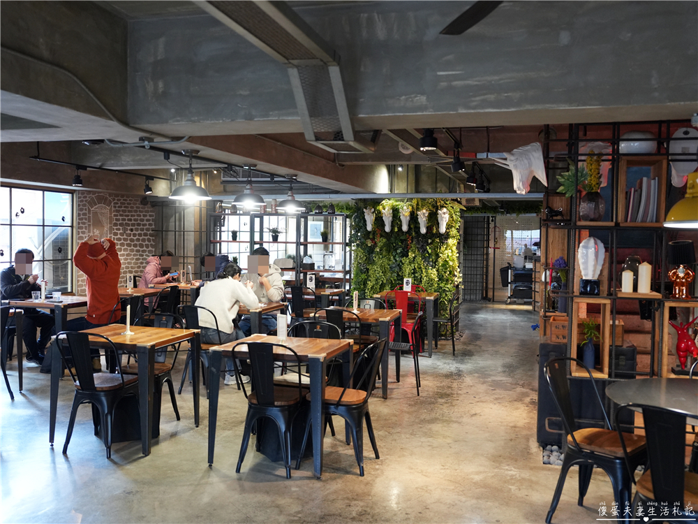 【台中西屯。美食】『春三朝午』炸裂！冬季限定超夢幻草莓透天厝登場~秘辛叻沙雙倍牛排、泰式轟炸雞腿義大利麵好吃新滋味！逢甲早午餐推薦~~ @傻蛋夫妻生活札記