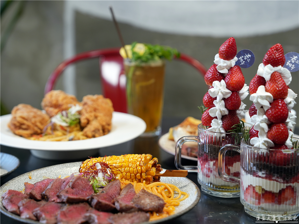 【台中西屯。美食】『春三朝午』炸裂！冬季限定超夢幻草莓透天厝登場~秘辛叻沙雙倍牛排、泰式轟炸雞腿義大利麵好吃新滋味！逢甲早午餐推薦~~ @傻蛋夫妻生活札記