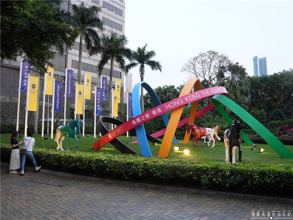 【香港灣仔。景點】『跑馬地馬場 Happy Valley Racecourse』璀璨燈火下的週三嘉年華派對！ @傻蛋夫妻生活札記