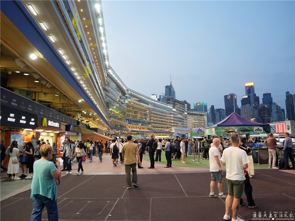 【香港灣仔。景點】『跑馬地馬場 Happy Valley Racecourse』璀璨燈火下的週三嘉年華派對！ @傻蛋夫妻生活札記