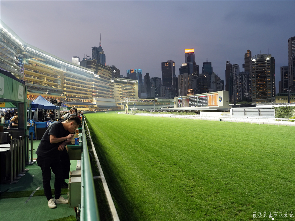 【香港灣仔。景點】『跑馬地馬場 Happy Valley Racecourse』璀璨燈火下的週三嘉年華派對！ @傻蛋夫妻生活札記