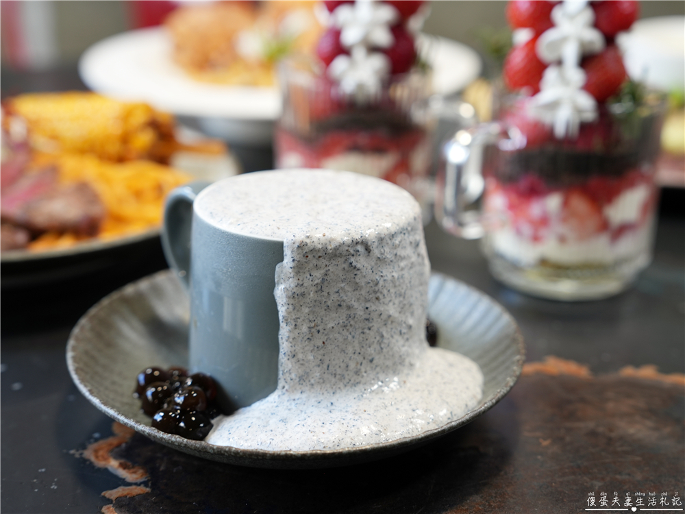 【台中西屯。美食】『春三朝午』炸裂！冬季限定超夢幻草莓透天厝登場~秘辛叻沙雙倍牛排、泰式轟炸雞腿義大利麵好吃新滋味！逢甲早午餐推薦~~ @傻蛋夫妻生活札記