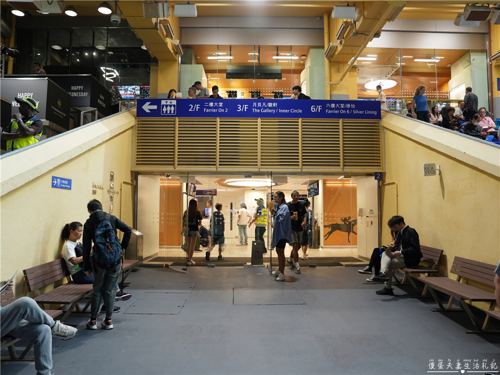 【香港灣仔。景點】『跑馬地馬場 Happy Valley Racecourse』璀璨燈火下的週三嘉年華派對！ @傻蛋夫妻生活札記