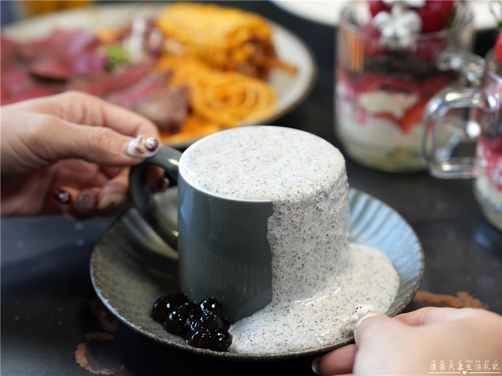 【台中西屯。美食】『春三朝午』炸裂！冬季限定超夢幻草莓透天厝登場~秘辛叻沙雙倍牛排、泰式轟炸雞腿義大利麵好吃新滋味！逢甲早午餐推薦~~ @傻蛋夫妻生活札記