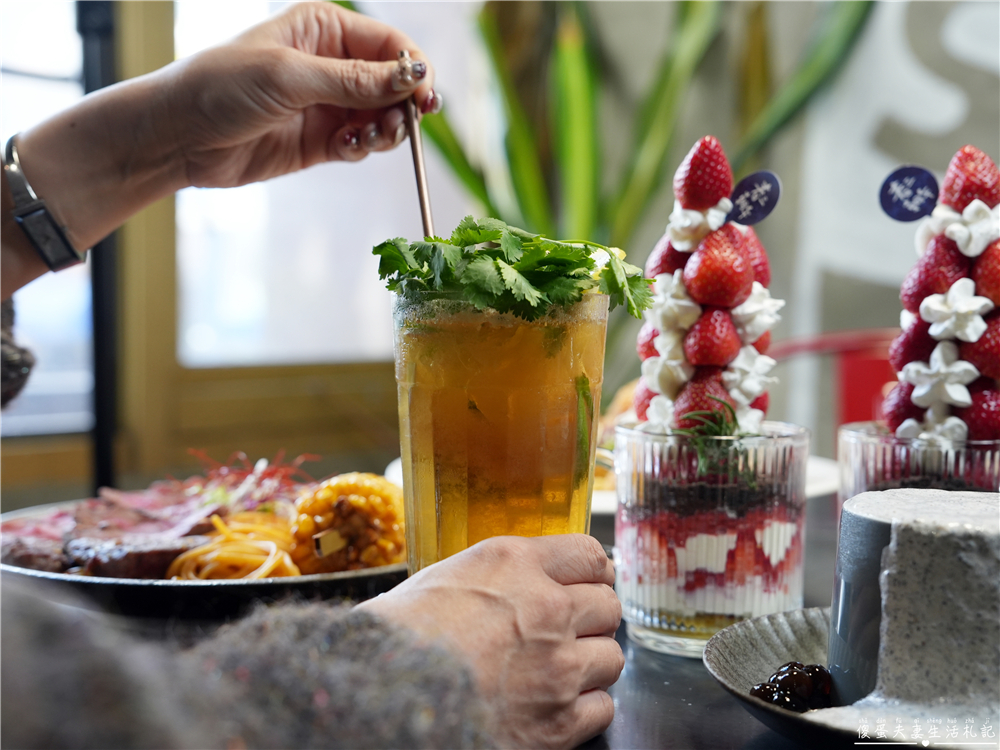 【台中西屯。美食】『春三朝午』炸裂！冬季限定超夢幻草莓透天厝登場~秘辛叻沙雙倍牛排、泰式轟炸雞腿義大利麵好吃新滋味！逢甲早午餐推薦~~ @傻蛋夫妻生活札記