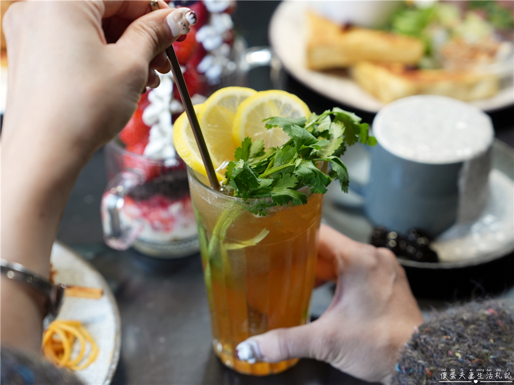 【台中西屯。美食】『春三朝午』炸裂！冬季限定超夢幻草莓透天厝登場~秘辛叻沙雙倍牛排、泰式轟炸雞腿義大利麵好吃新滋味！逢甲早午餐推薦~~ @傻蛋夫妻生活札記