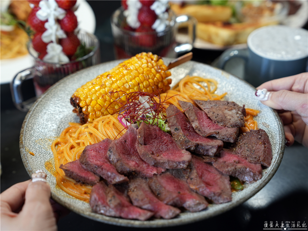 【台中西屯。美食】『春三朝午』炸裂！冬季限定超夢幻草莓透天厝登場~秘辛叻沙雙倍牛排、泰式轟炸雞腿義大利麵好吃新滋味！逢甲早午餐推薦~~ @傻蛋夫妻生活札記