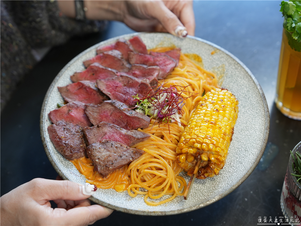 【台中西屯。美食】『春三朝午』炸裂！冬季限定超夢幻草莓透天厝登場~秘辛叻沙雙倍牛排、泰式轟炸雞腿義大利麵好吃新滋味！逢甲早午餐推薦~~ @傻蛋夫妻生活札記