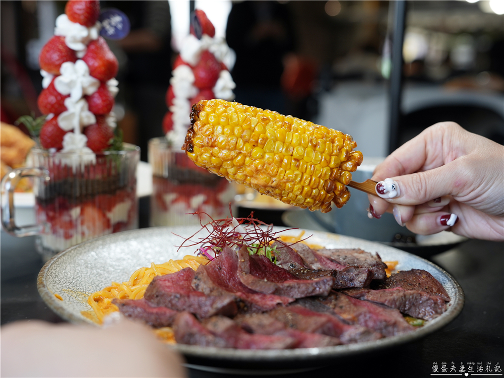 【台中西屯。美食】『春三朝午』炸裂！冬季限定超夢幻草莓透天厝登場~秘辛叻沙雙倍牛排、泰式轟炸雞腿義大利麵好吃新滋味！逢甲早午餐推薦~~ @傻蛋夫妻生活札記