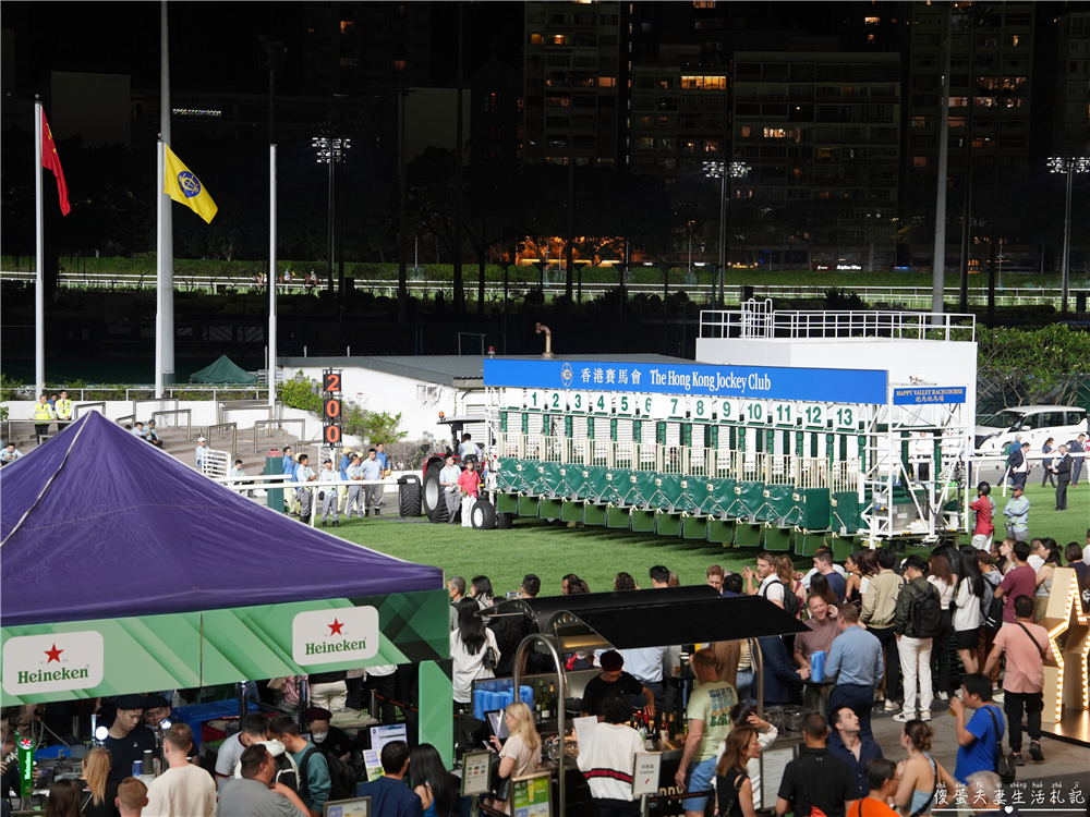 【香港灣仔。景點】『跑馬地馬場 Happy Valley Racecourse』璀璨燈火下的週三嘉年華派對！ @傻蛋夫妻生活札記