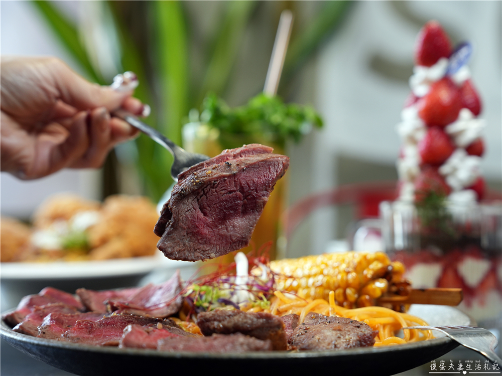 【台中西屯。美食】『春三朝午』炸裂！冬季限定超夢幻草莓透天厝登場~秘辛叻沙雙倍牛排、泰式轟炸雞腿義大利麵好吃新滋味！逢甲早午餐推薦~~ @傻蛋夫妻生活札記