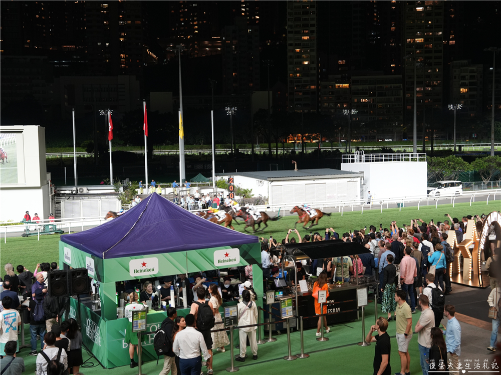 【香港灣仔。景點】『跑馬地馬場 Happy Valley Racecourse』璀璨燈火下的週三嘉年華派對！ @傻蛋夫妻生活札記