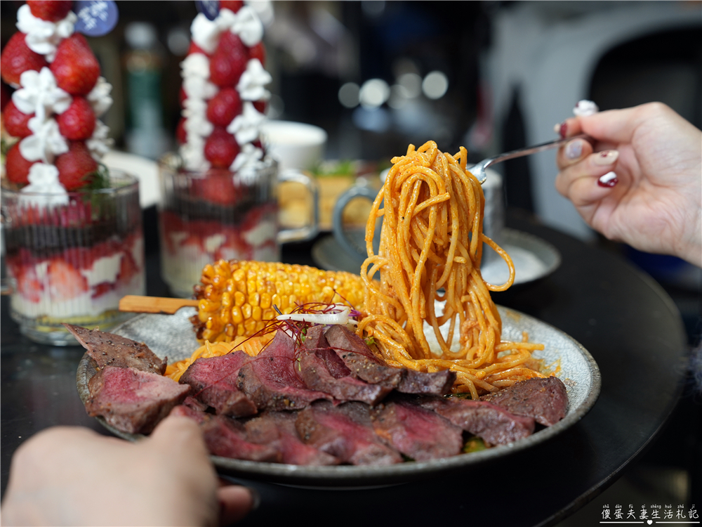 【台中西屯。美食】『春三朝午』炸裂！冬季限定超夢幻草莓透天厝登場~秘辛叻沙雙倍牛排、泰式轟炸雞腿義大利麵好吃新滋味！逢甲早午餐推薦~~ @傻蛋夫妻生活札記