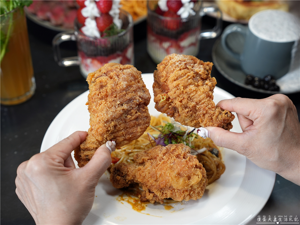 【台中西屯。美食】『春三朝午』炸裂！冬季限定超夢幻草莓透天厝登場~秘辛叻沙雙倍牛排、泰式轟炸雞腿義大利麵好吃新滋味！逢甲早午餐推薦~~ @傻蛋夫妻生活札記