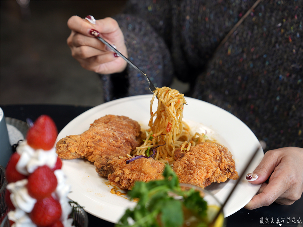 【台中西屯。美食】『春三朝午』炸裂！冬季限定超夢幻草莓透天厝登場~秘辛叻沙雙倍牛排、泰式轟炸雞腿義大利麵好吃新滋味！逢甲早午餐推薦~~ @傻蛋夫妻生活札記