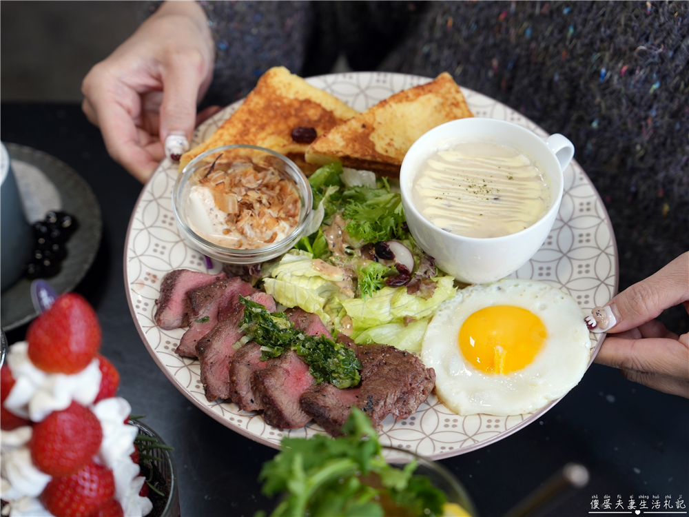 【台中西屯。美食】『春三朝午』炸裂！冬季限定超夢幻草莓透天厝登場~秘辛叻沙雙倍牛排、泰式轟炸雞腿義大利麵好吃新滋味！逢甲早午餐推薦~~ @傻蛋夫妻生活札記