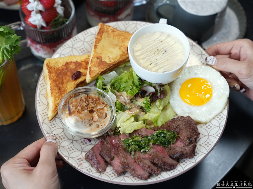 【台中西屯。美食】『春三朝午』炸裂！冬季限定超夢幻草莓透天厝登場~秘辛叻沙雙倍牛排、泰式轟炸雞腿義大利麵好吃新滋味！逢甲早午餐推薦~~ @傻蛋夫妻生活札記