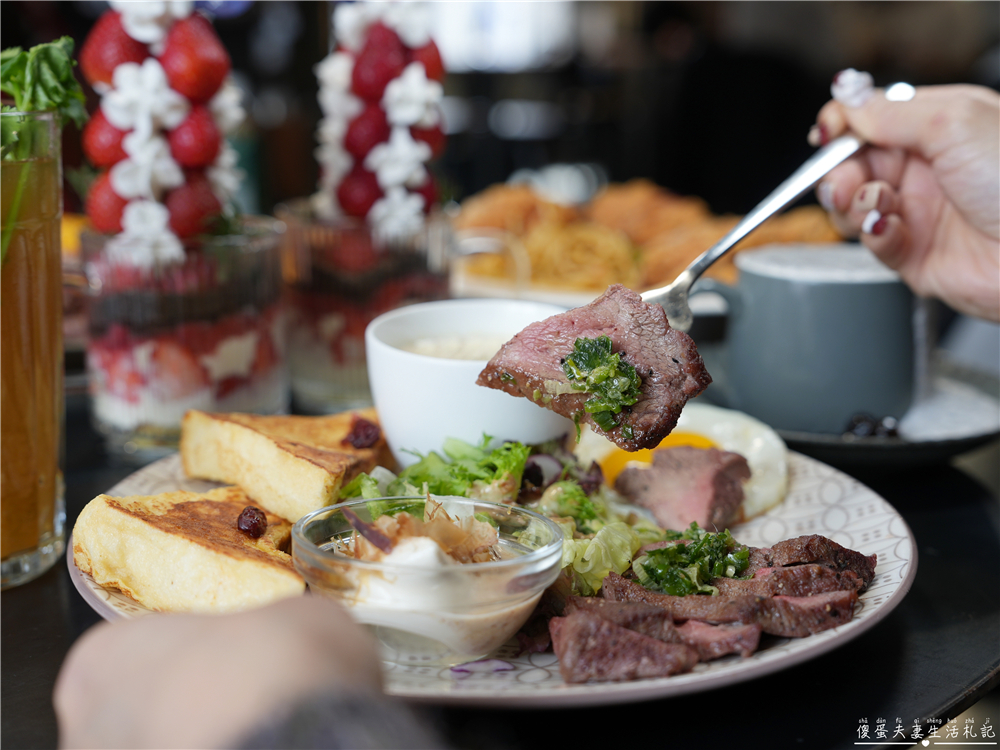 【台中西屯。美食】『春三朝午』炸裂！冬季限定超夢幻草莓透天厝登場~秘辛叻沙雙倍牛排、泰式轟炸雞腿義大利麵好吃新滋味！逢甲早午餐推薦~~ @傻蛋夫妻生活札記