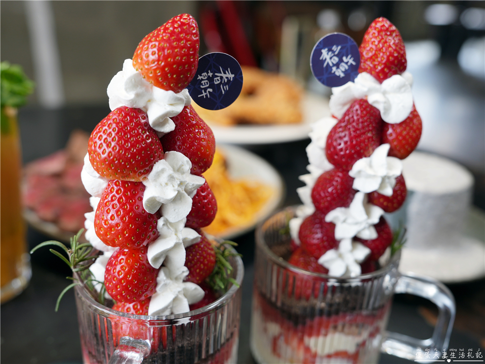 【台中西屯。美食】『春三朝午』炸裂！冬季限定超夢幻草莓透天厝登場~秘辛叻沙雙倍牛排、泰式轟炸雞腿義大利麵好吃新滋味！逢甲早午餐推薦~~ @傻蛋夫妻生活札記