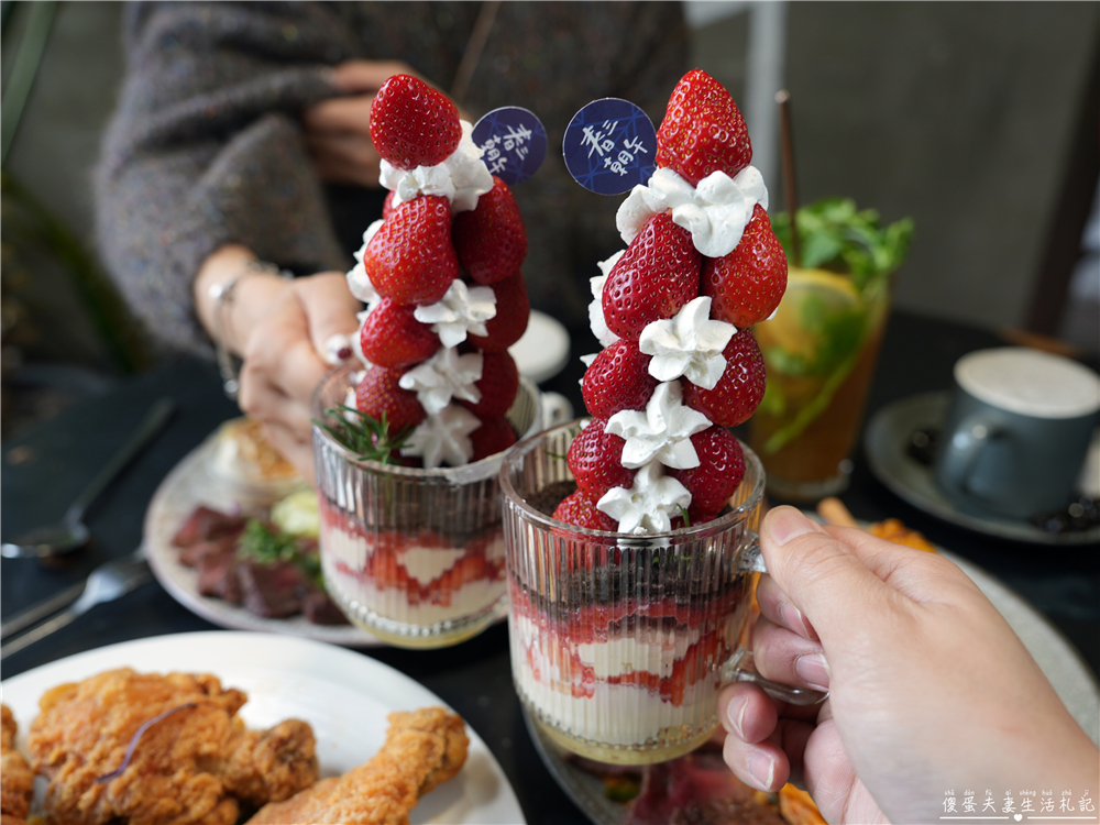 【台中西屯。美食】『春三朝午』炸裂！冬季限定超夢幻草莓透天厝登場~秘辛叻沙雙倍牛排、泰式轟炸雞腿義大利麵好吃新滋味！逢甲早午餐推薦~~ @傻蛋夫妻生活札記