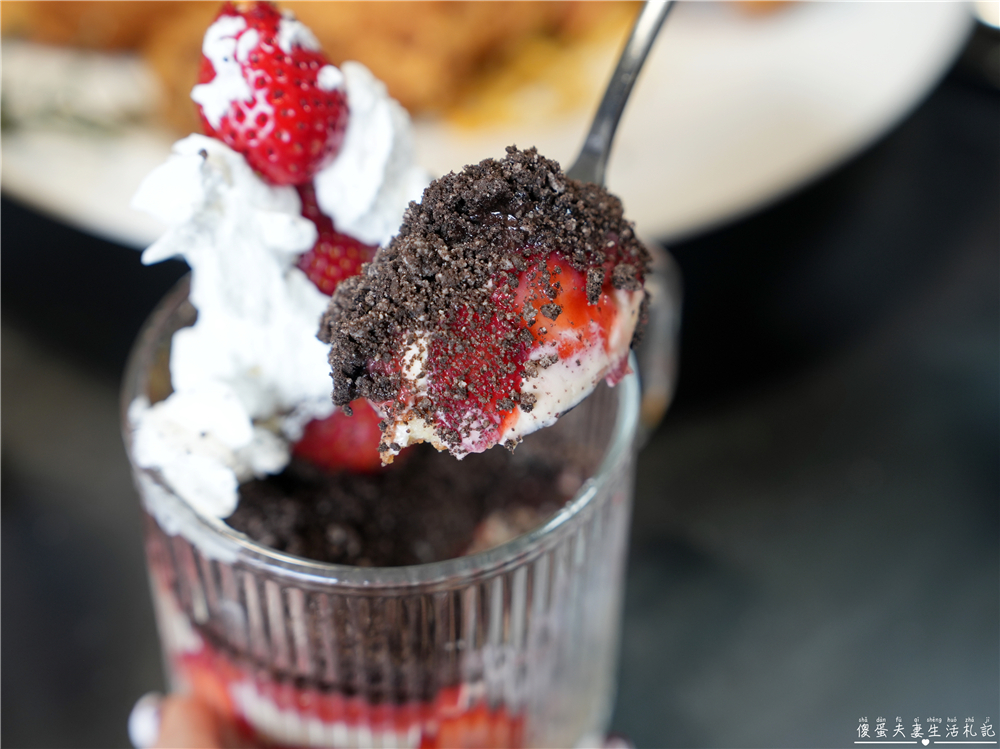 【台中西屯。美食】『春三朝午』炸裂！冬季限定超夢幻草莓透天厝登場~秘辛叻沙雙倍牛排、泰式轟炸雞腿義大利麵好吃新滋味！逢甲早午餐推薦~~ @傻蛋夫妻生活札記