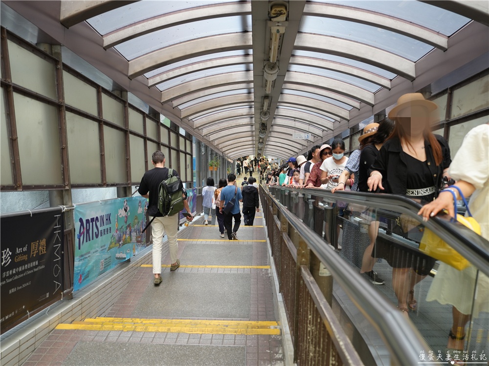 【香港中西區。景點】『中環半山扶手電梯』漫步高低錯落的中環街巷～探索香港城市脈動！ @傻蛋夫妻生活札記