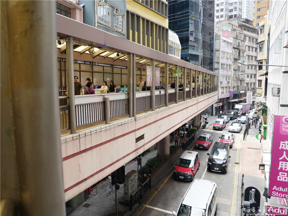 【香港中西區。景點】『中環半山扶手電梯』漫步高低錯落的中環街巷～探索香港城市脈動！ @傻蛋夫妻生活札記