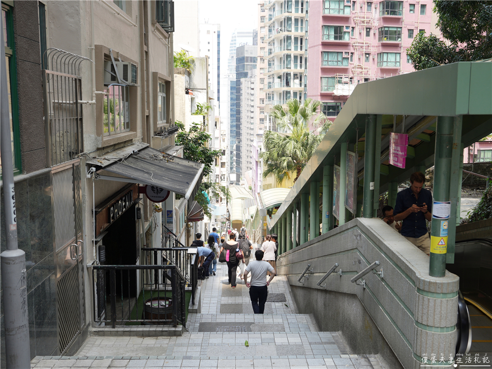 【香港中西區。景點】『中環半山扶手電梯』漫步高低錯落的中環街巷～探索香港城市脈動！ @傻蛋夫妻生活札記