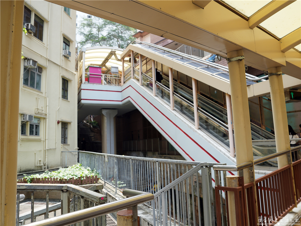 【香港中西區。景點】『中環半山扶手電梯』漫步高低錯落的中環街巷～探索香港城市脈動！ @傻蛋夫妻生活札記