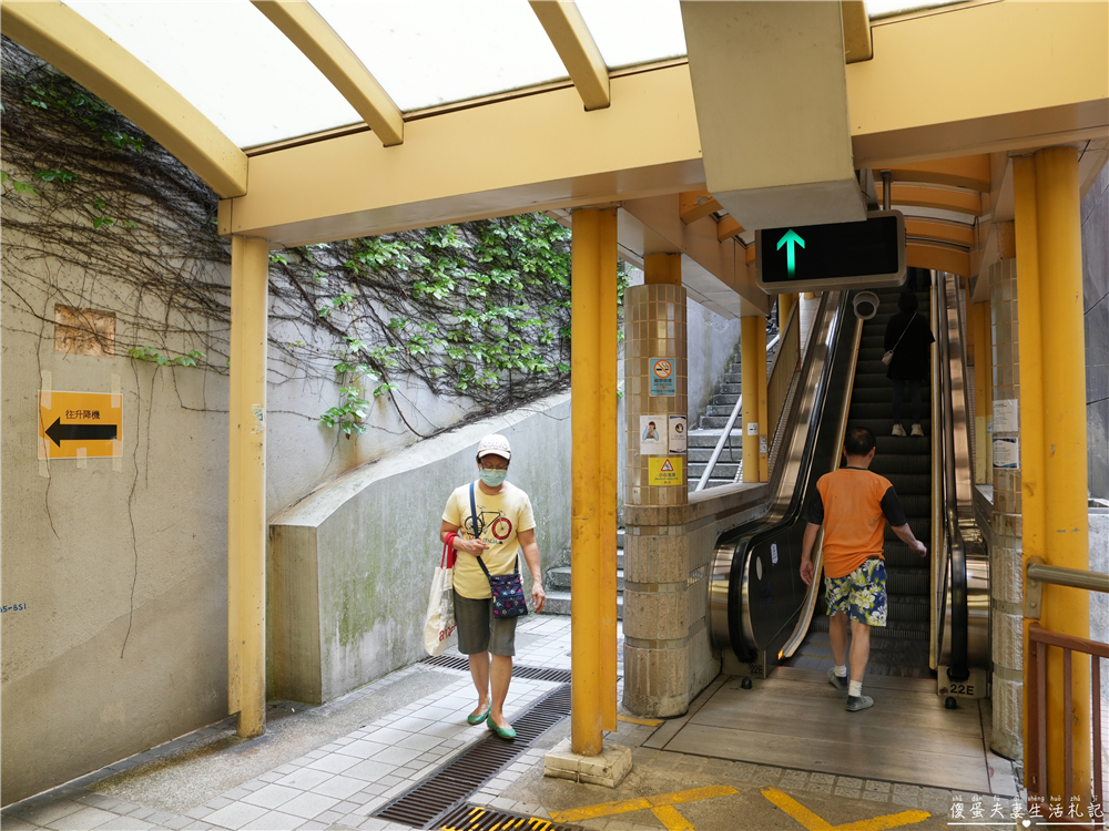 【香港中西區。景點】『中環半山扶手電梯』漫步高低錯落的中環街巷～探索香港城市脈動！ @傻蛋夫妻生活札記