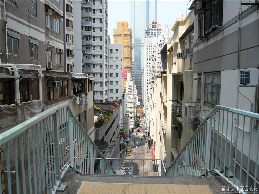 【香港中西區。景點】『中環半山扶手電梯』漫步高低錯落的中環街巷～探索香港城市脈動！ @傻蛋夫妻生活札記