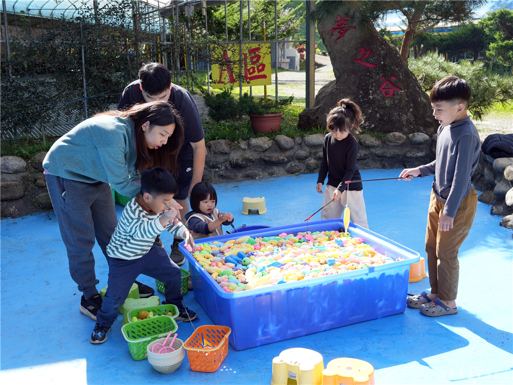 【苗栗大湖。露營】『夢之谷露營區』小朋友天堂！遊樂設施滿滿~馬拉邦山山脈上的世外桃源~ @傻蛋夫妻生活札記