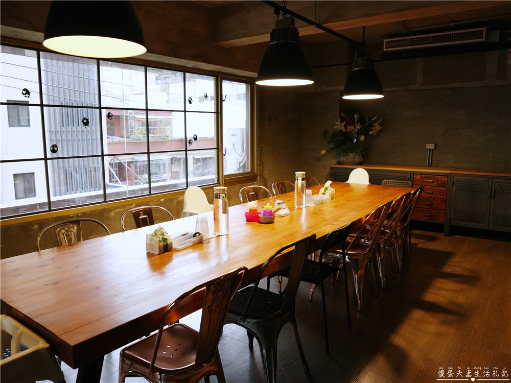 【台中西屯。美食】『春三朝午』炸裂！冬季限定超夢幻草莓透天厝登場~秘辛叻沙雙倍牛排、泰式轟炸雞腿義大利麵好吃新滋味！逢甲早午餐推薦~~ @傻蛋夫妻生活札記