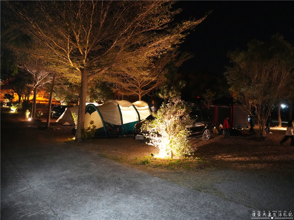 【苗栗頭屋。露營】『微時光露營園區』舒服遼闊！有大草皮與優美夜景的簡單露營區！ @傻蛋夫妻生活札記