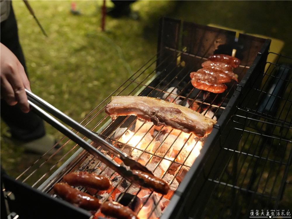 【苗栗頭屋。露營】『微時光露營園區』舒服遼闊！有大草皮與優美夜景的簡單露營區！ @傻蛋夫妻生活札記