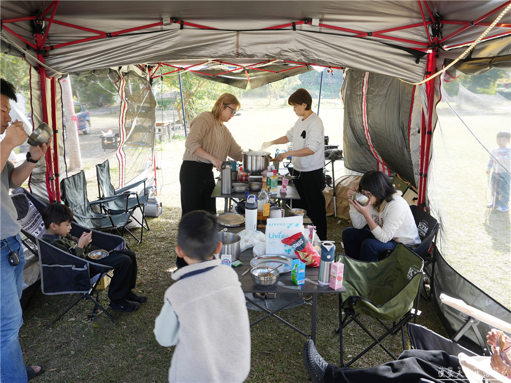 【苗栗頭屋。露營】『微時光露營園區』舒服遼闊！有大草皮與優美夜景的簡單露營區！ @傻蛋夫妻生活札記