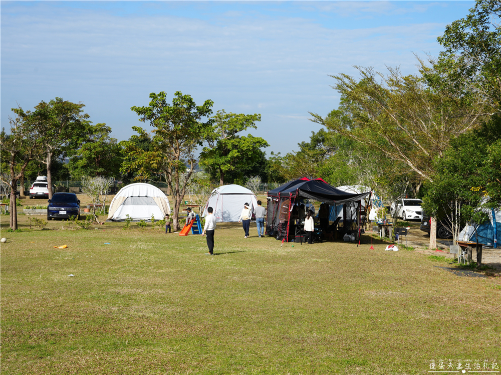 【苗栗頭屋。露營】『微時光露營園區』舒服遼闊！有大草皮與優美夜景的簡單露營區！ @傻蛋夫妻生活札記