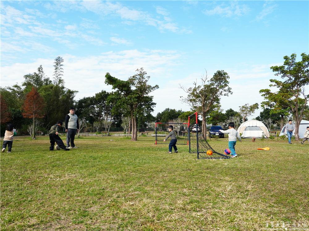 【苗栗頭屋。露營】『微時光露營園區』舒服遼闊！有大草皮與優美夜景的簡單露營區！ @傻蛋夫妻生活札記