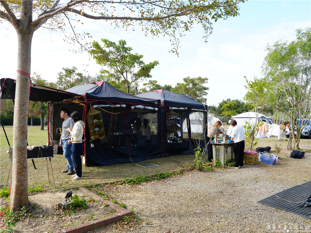 【苗栗頭屋。露營】『微時光露營園區』舒服遼闊！有大草皮與優美夜景的簡單露營區！ @傻蛋夫妻生活札記