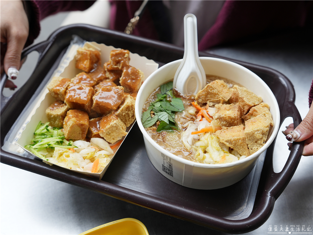 【台中北區。美食】『迷你一口臭豆腐』臭豆腐尬麵線！一中街的超特色臭豆腐麵線吃一波！ @傻蛋夫妻生活札記