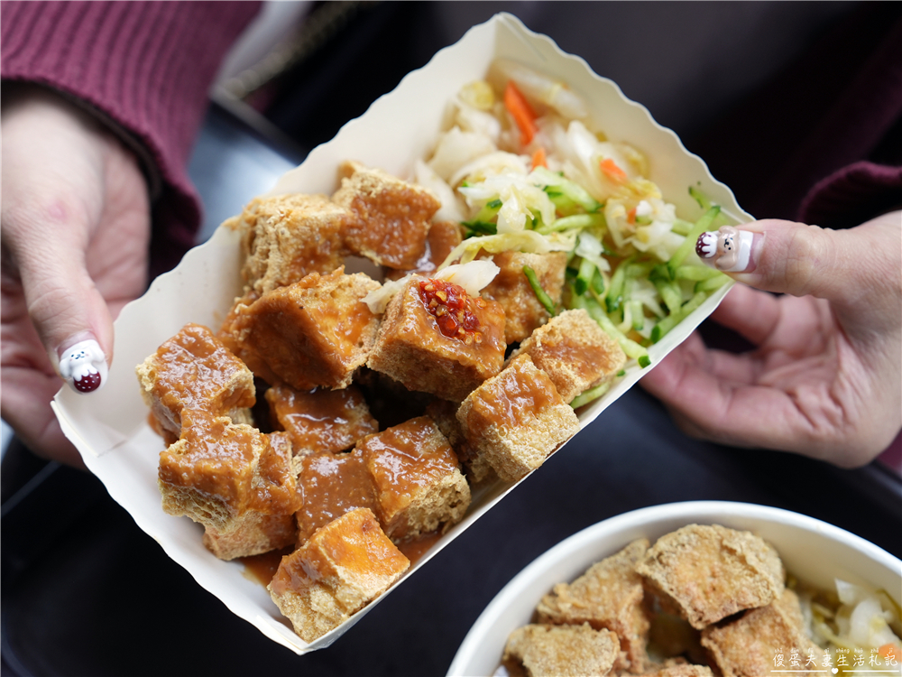 【台中北區。美食】『迷你一口臭豆腐』臭豆腐尬麵線！一中街的超特色臭豆腐麵線吃一波！ @傻蛋夫妻生活札記