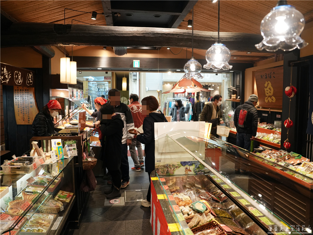 【日本奈良。美食】『魚万商店 もちいどの本店』平價又美味！隱身在奈良餅飯殿町的百年魚漿老店！ @傻蛋夫妻生活札記