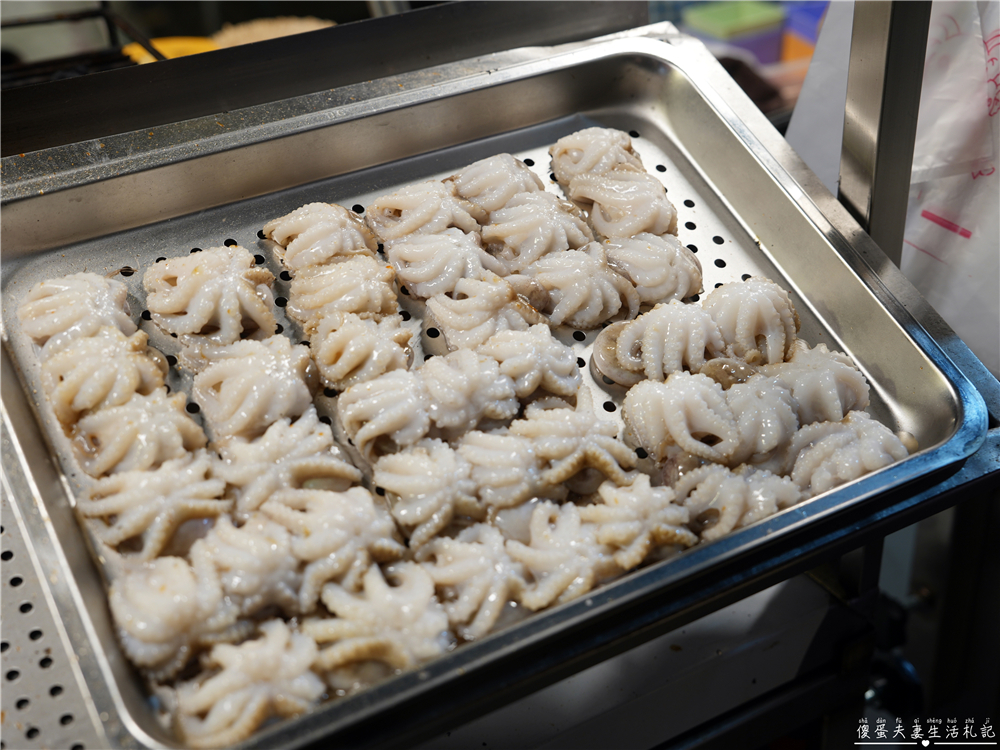 【台中東區。美食】『韓國辣烤小章魚』直火燒炙！旱溪夜市超Show的視覺系烤章魚小吃！ @傻蛋夫妻生活札記