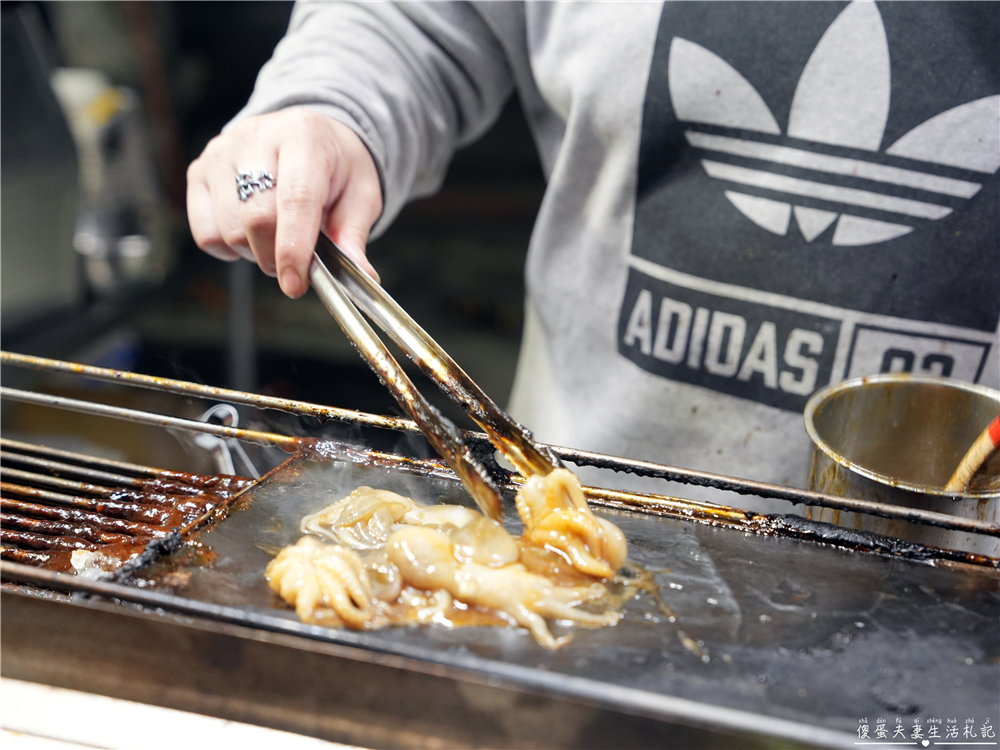 【台中東區。美食】『韓國辣烤小章魚』直火燒炙！旱溪夜市超Show的視覺系烤章魚小吃！ @傻蛋夫妻生活札記