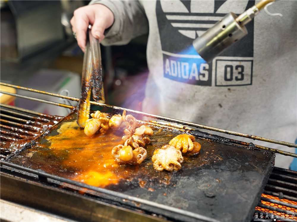 【台中東區。美食】『韓國辣烤小章魚』直火燒炙！旱溪夜市超Show的視覺系烤章魚小吃！ @傻蛋夫妻生活札記