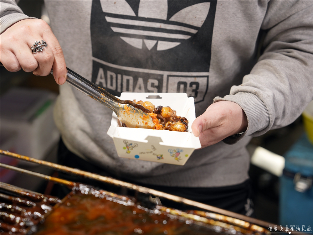 【台中東區。美食】『韓國辣烤小章魚』直火燒炙！旱溪夜市超Show的視覺系烤章魚小吃！ @傻蛋夫妻生活札記